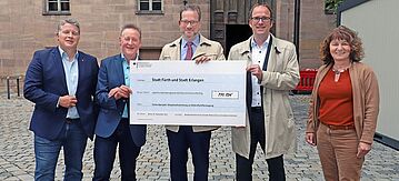 Florian Pronold (Mitte) übergibt Förderscheck über fast 800.000 Euro an die Oberbürgermeister der Städte Fürth und Erlangen