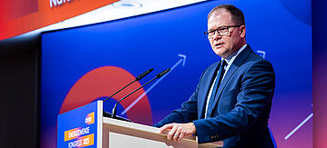 Carsten Schneider auf dem Energiewende-Kongress der dena