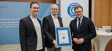 Carsten Schneider bei der Auszeichnung mit Blauem Engel. Weitere Informationen siehe Bildunterschrift