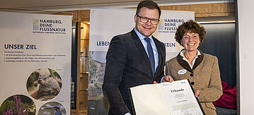 Carsten Schneider übergibt Förderurkunde