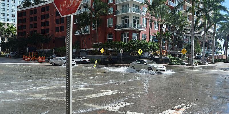 Überflutete Straßenkreuzung in Miami (USA)