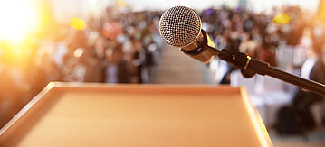 Mikrofon am Pult vor Publikum