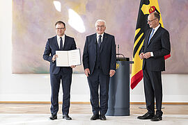Carsten Schneider, Bundespräsident Frank-Walter Steinmeier und Bundeskanzler Friedrich Merz bei der Übergabe der Ernennungsurkunde