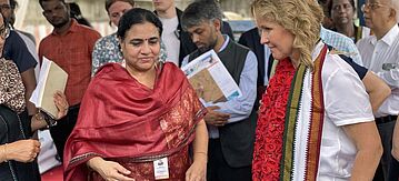 Steffi Lemke und eine Frau in der Menschenmenge