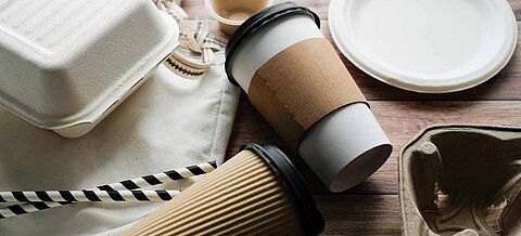 Eine Reihe von biologisch abbaubaren Behältern aus Recyclingpapier mit Kunststoff