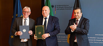 Jochen Flasbarth (links) bei der Unterzeichnung der gemeinsamen Absichtserklärung zur Minderung von Methanemissionen im Öl- und Gassektor mit Regierungsvertretern Algeriens. .