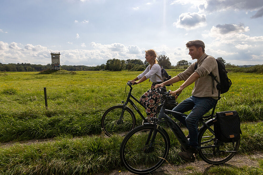 Radfahrer am Grünen Band am Grenzturm Hoyersburg bei Salzwedel