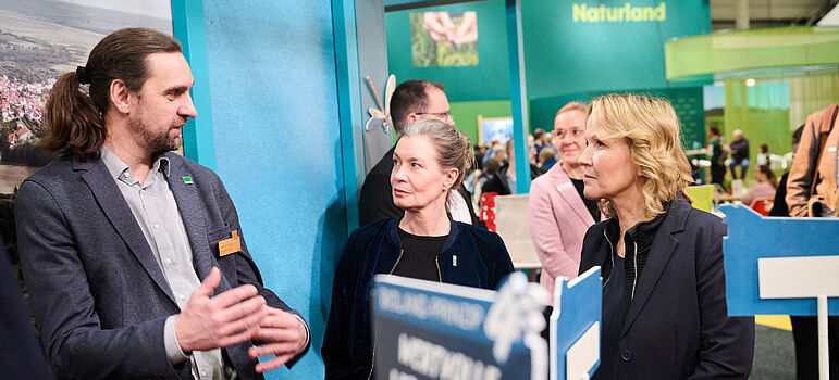 Steffi Lemke besucht einen Stand bei der Grünen Woche 2025.