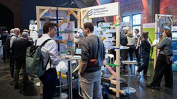 Besucherinnen und Besucher der Nationalen Meereskonferenz. Weitere Informationen siehe Bildunterschrift