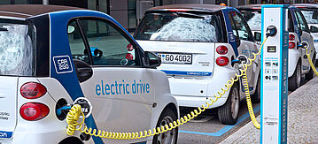 Elektroautos an Ladestation am Straßenrand
