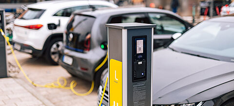 Mehrere elektrische Autos werden in der Nähe des Hauptbahnhofs in Leipzig aufgeladen.