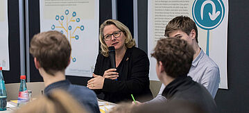 Svenja Schulze diskutiert beim Forum "Umwelt und Klima" mit Jugendlichen.