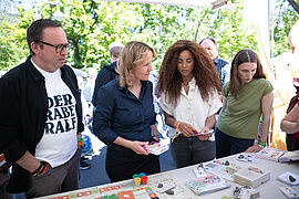 Steffi Lemke steht an einem Stand