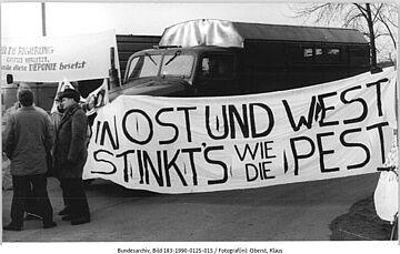Schöneiche bei Berlin, Blockade der Mülldeponie. Weitere Informationen siehe Bildunterschrift