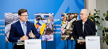 Bundesumweltminister Carsten Schneider und Reiner Sojka bei der Vorstellung des Aktionsprogramms zur Nationalen Kreislaufwirtschaftsstrategie