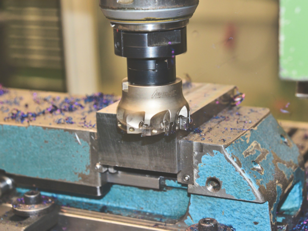 Eine Fräsemaschine und Metallspäne