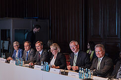 Svenja Schulze und die Minister im Sitzungssaal am Tisch