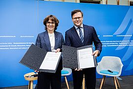 Bundesumweltminister Carsten Schneider und Jessika Roswall, EU-Kommissarin für Umwelt, Wasserresilienz und eine wettbewerbsfähige Kreislaufwirtschaft, beim High-Level Forum Zukunft Wasser im BMUKN in Berlin