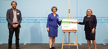 Bundesumweltministerin Svenja Schulze überreicht den Förderbescheid für das Projekt "Sandküste St. Peter-Ording – ökologische Aufwertung eines Wattenmeergebietes und Anpassung an den beschleunigten Meeresspiegelanstieg" an BfN-Präsidentin Prof. Dr. Beate Jessel.