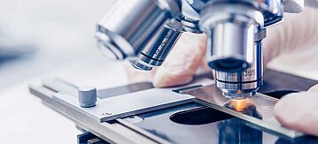 Nahaufnahme eines Mikroskops