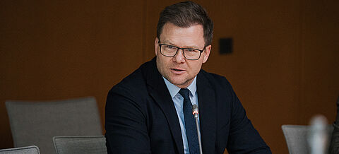 Carsten Schneider am Mikrofon