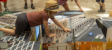 Kind spielt mit großen Fotowürfeln