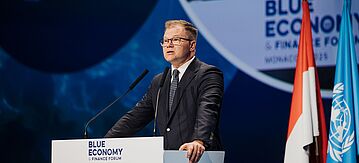 Carsten Schenider hält bei der UN-Ozeankonferenz eine Rede. 