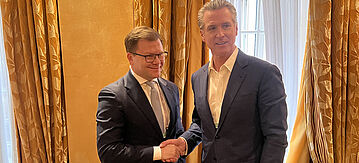 Carsten Schneider und Gavin Newsom beim Händedruck