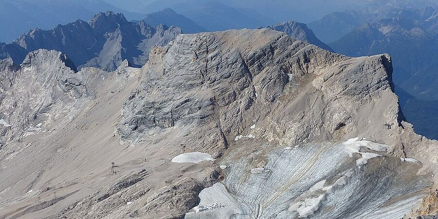 Blick auf den Rest des Schneeferner-Gletschers auf der Zugspitze