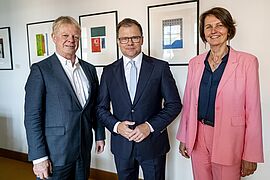 Bundesumweltminister Carsten Schneider (m) mit dem Ratsvorsitzenden Reiner Hoffmann (l) und der stellvertretenden Ratsvorsitzenden Gunda Röstel (r).