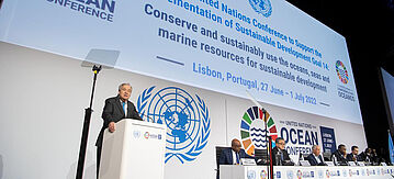 Generalsekretär António Guterres (auf dem Podium) hält eine Eröffnungsrede zur Ozeankonferenz der Vereinten Nationen 2022 in Lissabon, Portugal.