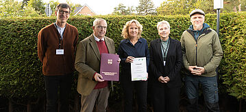 Gruppenfoto mit Förderbescheid 