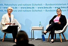 Svenja Schulze mit der Moderatorin auf dem Podium