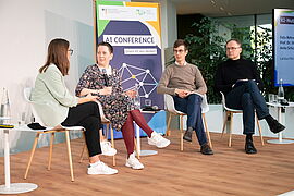 Anita Schüttler, Bundesverband Green Software, neuland - Büro für Informatik GmbH, Felix Behrens, Öko-Institut e.V., Prof. Dr. Stefan Naumann, Umwelt-Campus Birkenfeld, Hochschule Trier bei der Diskussion zum Thema "KI-Nutzen vs. Emissionen: Quantifizierung des ökologischen Gesamtwerts" bei der AI-CONFERENCE 2026 "Green AI neu denken" im ZUG-Gebäude