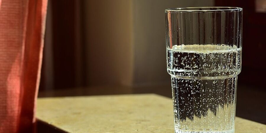 Ein Glas Mineralwasser auf einem Tisch