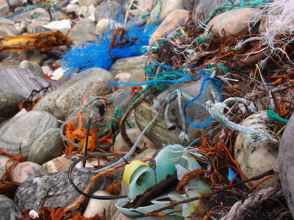 Netze und Seile in den Steinen am Strand