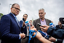Carsten Schneider im Gespräch mit der Presse.