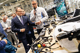 Bundesumweltminister Carsten Schneider im VW-Werk in Zwickau