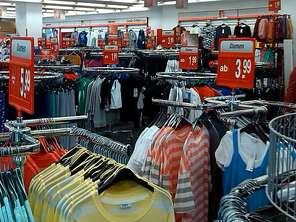 Einkaufsladen mit aufgehängten Klamotten.