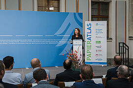 Rita Schwarzelühr-Sutter bei ihrem Grußwort beim Papieratlas 2025