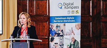 Bundesverbraucherschutzministerin Steffi Lemke hat heute das Projekt "Digital-Kompass – Digitale Teilhabe für Menschen mit besonderen Aufklärungsbedarfen" gestartet.