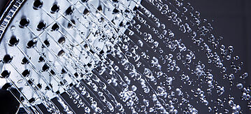 Wasser stromt aus einer Duschbrause