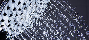 Wasser stromt aus einer Duschbrause