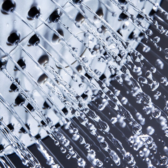 Wasser stromt aus einer Duschbrause