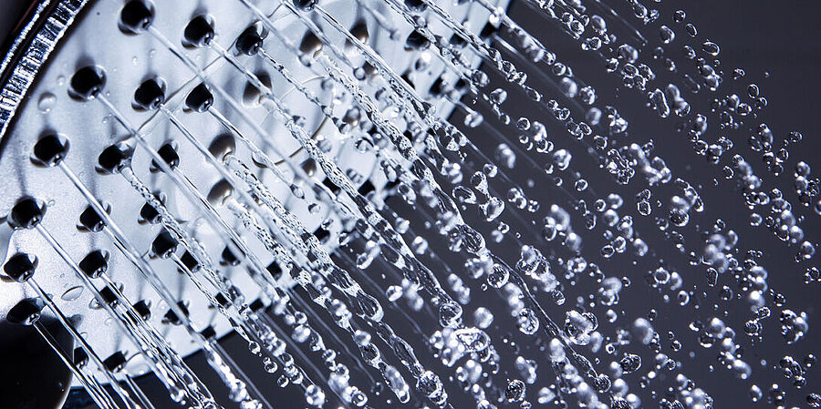 Wasser stromt aus einer Duschbrause