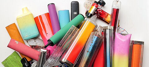 Ausrangierte elektronische Zigaretten-Vapes und interne Komponenten 