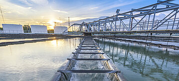 Wasseraufbereitungsanlage bei Sonnenuntergang