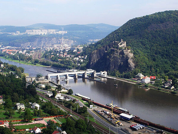 Der Oberlauf der Elbe im Böhmischen Mittelgebirge in Tschechien. Die Flusslandschaft ist durch eine Vielzahl von Staustufen geprägt.