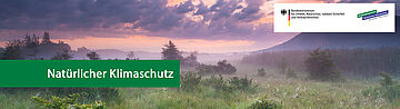 Moor im Sonnenuntergang, rechts oben: BMUV-Logo und Logo zum Aktionsprogramm Natürlicher Klimaschutz