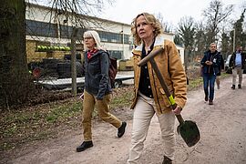 Steffi Lemke schreitet mit einem Spaten zur Tat. 